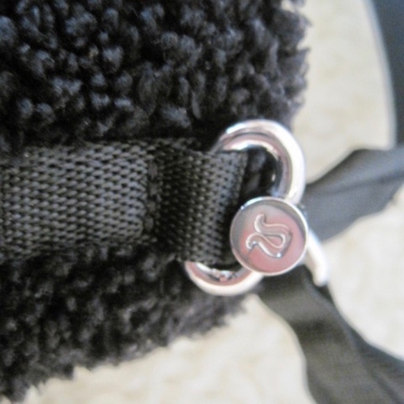 Lulu Lemon Crossbody Fleece Bucket Bag 2.5L - Picture 12 of 14